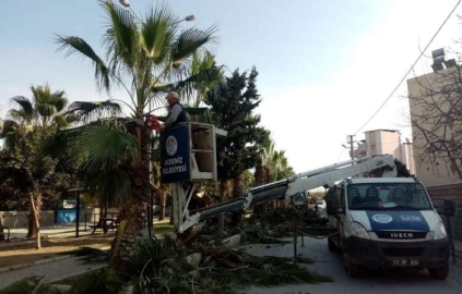 AKDENİZDE PARK VE YEŞİL ALANLAR YENİLENİYOR