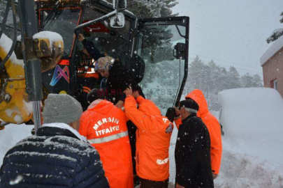 KAR NEDENİYLE 4 GÜNDÜR EVİNDE MAHSUR KALAN ÇİFTİ BÜYÜKŞEHİR KURTARDI