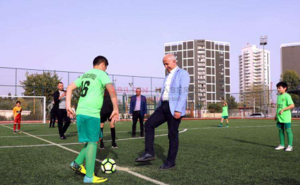 BAŞKAN GÜLTAK 23 NİSAN FUTBOL TURNUVASININ BAŞLAMA VURUŞUNU YAPTI